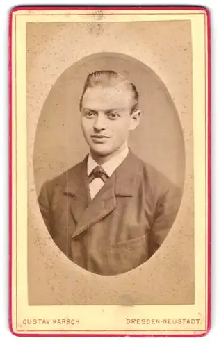 Fotografie Gustav Karsch, Dresden-Neustadt, Portrait blonder junger Herr im Anzug