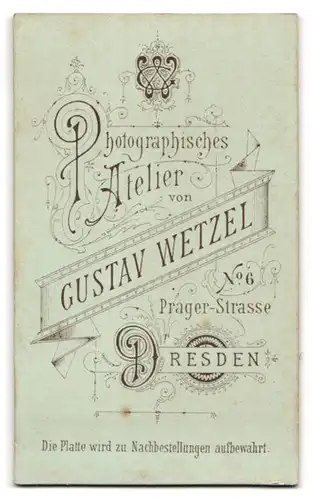 Fotografie Gustav Wetzel, Dresden, Portrait junger Herr mit verschränkten Armen