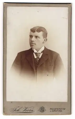 Fotografie Joh. Verra, Rosenheim, Portrait junger Mann mit gescheitelten Haaren