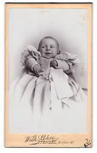 Fotografie Wilh. Lohse, Stendal, Portrait niedliches Baby lächelnd
