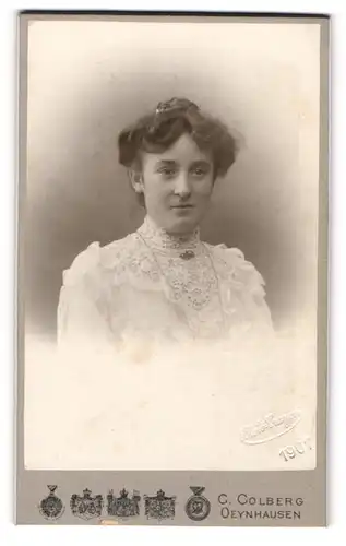 Fotografie C. Colberg, Oeynhausen, Portrait hübsche junge Dame in Spitzenbluse
