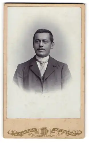 Fotografie H. Döhring, Osterburg, Portrait eleganter junger Herr im Anzug mit Krawatte