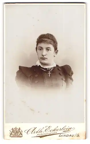 Fotografie Arth. Eckerlein, Lindau i. B., Portrait Dame in edler Bluse mit Kreuz