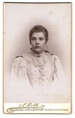 Fotografie A. Roth, Hamburg, Portrait junge Frau in edler Bluse mit Spitze