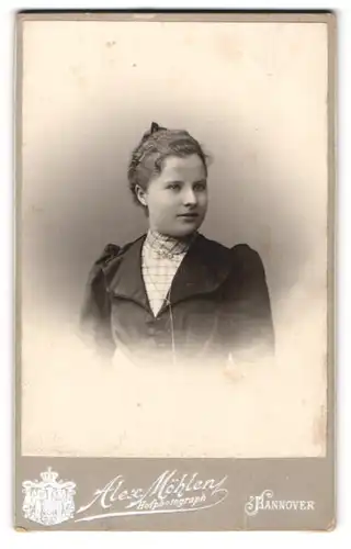 Fotografie Alex. Möhlen, Hannover, Portrait hübsche junge Frau in edler Bluse