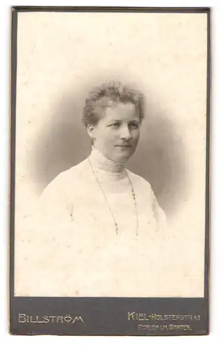 Fotografie Billström, Kiel, Portrait Dame in weisser Bluse mit Perlenkette