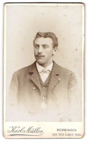 Fotografie Karl Müller, Memmingen, Portrait junger Herr im Anzug mit Krawattentuch
