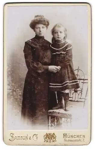 Fotografie Samson & Co., München, Portrait junge Mutter mit Tochter