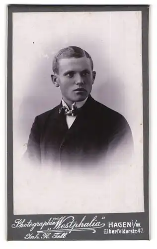 Fotografie Photographie Westphalia, Hagen i. W., Portrait junger Herr mit Fliege und Seitenscheitel