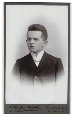 Fotografie F. Heiler, Osnabrück, Portrait junger Mann mit Bürstenhaarschnitt