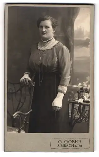 Fotografie G. Gober, Simbach a. Inn, Portrait elegante Dame stehend