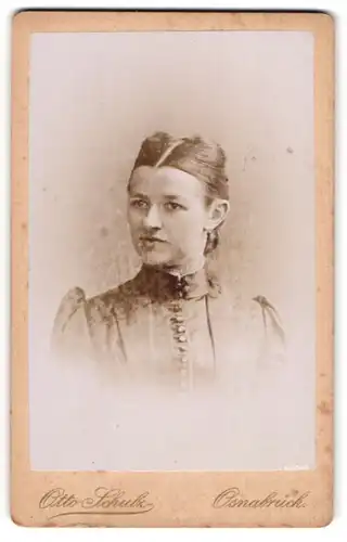 Fotografie Otto Schulz, Osnabrück, Portrait hübsche junge Dame mit Mittelscheitel