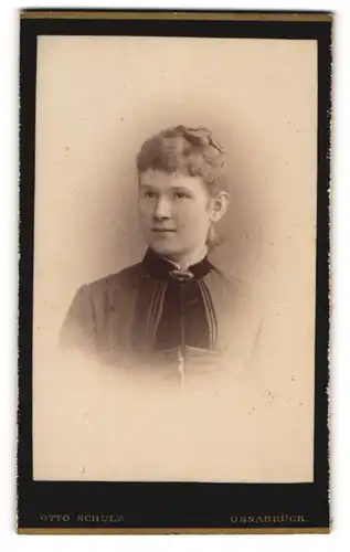 Fotografie Otto Schulz, Osnabrück, Portrait junge Dame im eleganten Kleid mit Kragenbrosche