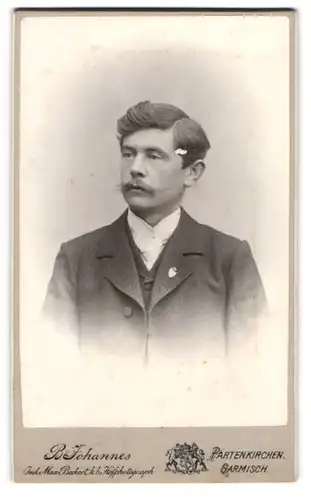 Fotografie B. Johannes, Partenkirchen, Portrait stattlicher Herr im Anzug mit Krawatte und Schnauzbart