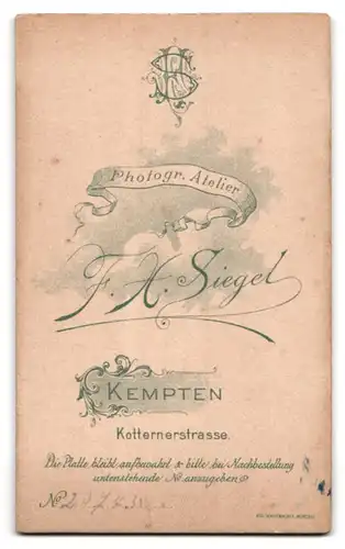Fotografie F. X. Siegel, Kempten, Portrait junger Mann im Anzug mit Krawatte