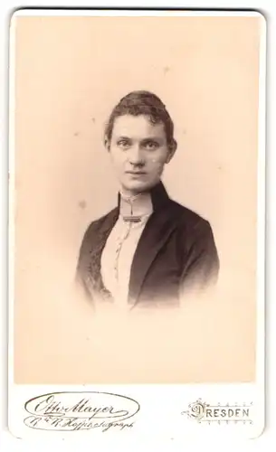 Fotografie Otto Mayer, Dresden, Portrait junge Dame in modischer Kleidung mit Kragenbrosche