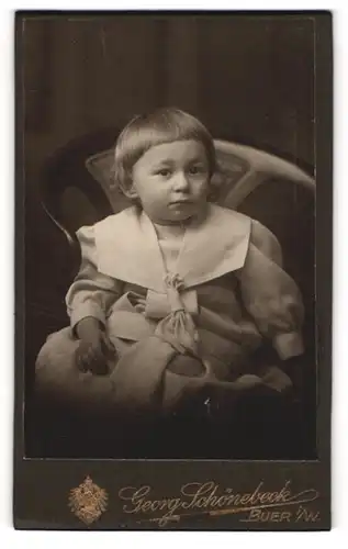 Fotografie Georg Schönebeck, Buer i / W., Portrait niedliches Kleinkind in hübscher Kleidung auf Stuhl sitzend