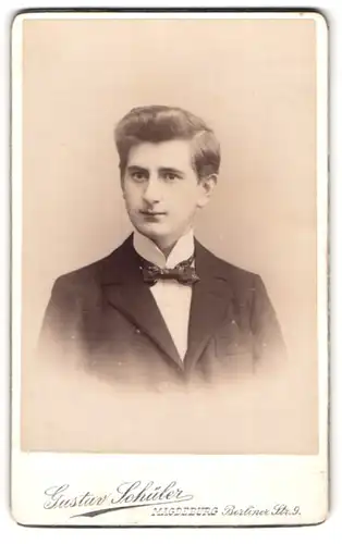 Fotografie Gustav Schüler, Magdeburg, Portrait junger Herr im Anzug mit Krawatte