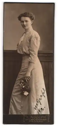 Fotografie A. Adolph, Passau, Portrait junge Dame in modischer Kleidung mit Blumen