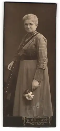 Fotografie A. Adolph, Passau, Portrait ältere Dame mit Brille und Blumen an Stuhl gelehnt