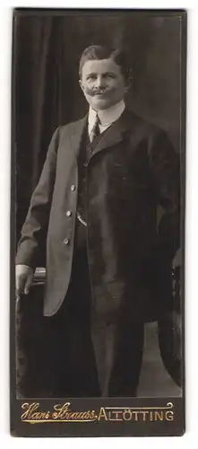 Fotografie Hans Strauss, Altötting, Portrait stattlicher Herr im Anzug mit Krawatte und Schnauzbart