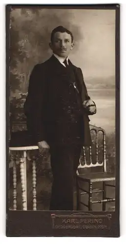 Fotografie Karl Perino, Deggendorf, Portrait junger Herr im eleganten Anzug mit Zigarre