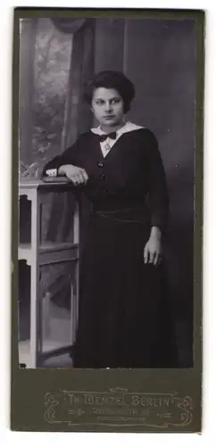 Fotografie Th. Wenzel, Berlin, Portrait junge Dame in modischer Kleidung mit Fliege