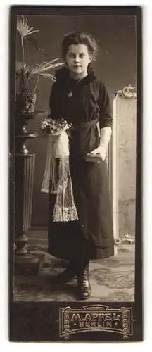 Fotografie M. Appel, Berlin, Portrait Kommunikantin mit Blumen und Gebetsbuch