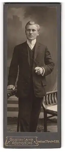 Fotografie Gustav Lang, Regensburg, Portrait junger Mann im Anzug mit Krawatte und Zigarette
