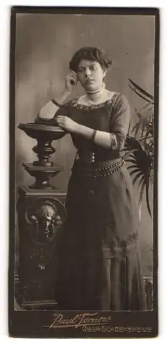 Fotografie Paul Tornow, Ober-Schöneweide, Portrait junge Dame in modischer Kleidung an Sockel gelehnt
