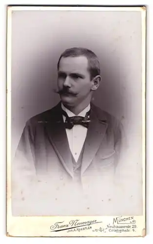 Fotografie Franz Neumayer, München, Portrait junger Herr im Anzug mit Krawatte und Schnurrbart