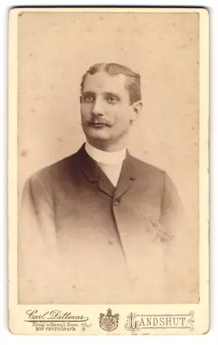 Fotografie Carl Dittmar, Landshut, Portrait junger Herr in modischer Kleidung mit Schnurrbart
