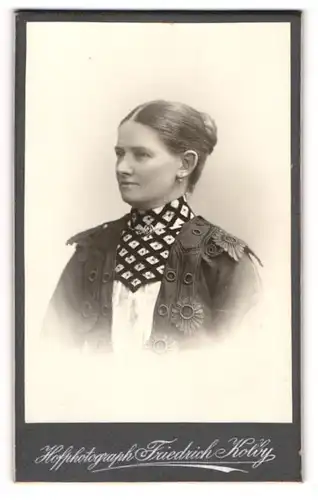 Fotografie Friedrich Kolby, unbekannter Ort, Portrait junge Dame in modischer Kleidung mit Kragenbrosche