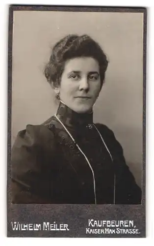 Fotografie Wilhelm Meiler, Kaufbeuren, Portrait junge Dame im eleganten Kleid mit Kragenbrosche