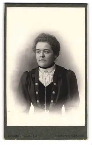 Fotografie Heinrich Wagner, Ehrenfriedersdorf, Portrait junge Dame im eleganten Kleid