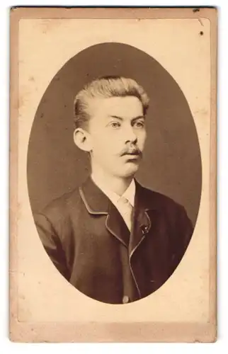 Fotografie H. Thomas, Hamburg-St. Pauli, Portrait modisch gekleideter Mann mit Schnurrbart