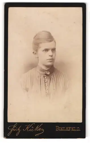 Fotografie Fritz Küken, Bielefeld, Portrait junge Dame in zeitgenössischer Kleidung
