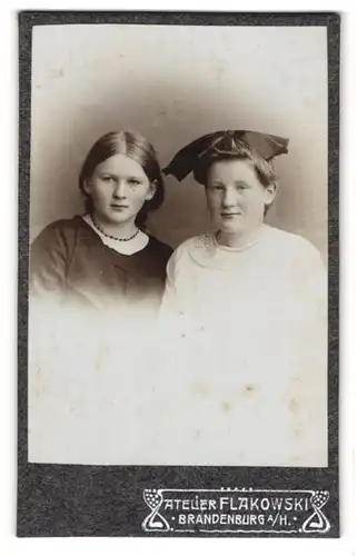 Fotografie Atelier Flakowski, Brandenburg a / H., Portrait von zwei jungen Mädchen in hübscher Kleidung