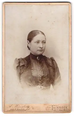 Fotografie A. Münzberg, Einbeck, Portrait junge Dame im eleganten Kleid mit Kragenbrosche