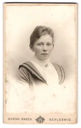 Fotografie Gustav Rasch, Schleswig, Portrait junge Dame in zeitgenössischer Kleidung