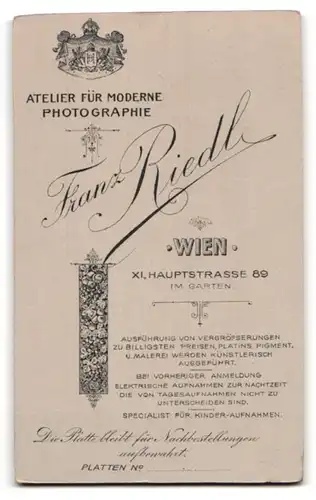 Fotografie Franz Riedl, Wien, Portrait dunkelhaarige Damein weisser Bluse und schwarzem Rock