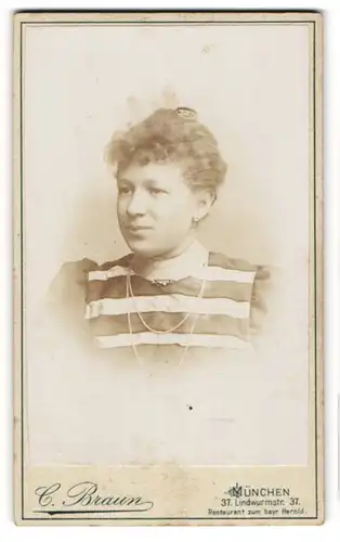 Fotografie C. Braun, München, Portrait hübsche Dame mit Brosche und Halskette