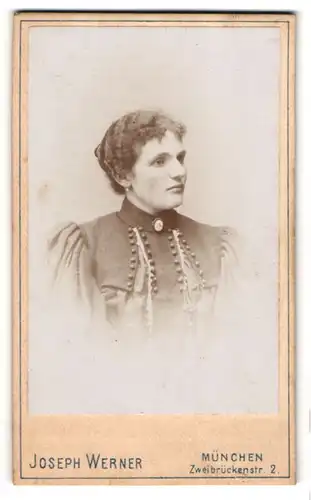 Fotografie Joseph Werner, München, Portrait elegant gekleidete Dame mit Brosche am Blusenkragen