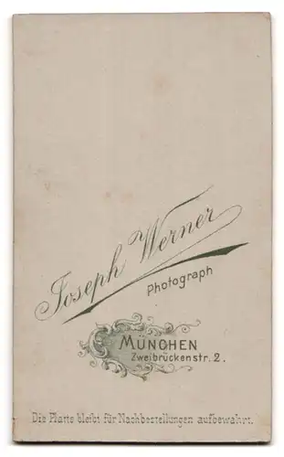 Fotografie Joseph Werner, München, Portrait elegant gekleidete Dame mit Brosche am Blusenkragen