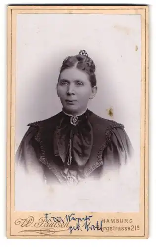 Fotografie W. Paulsen, Hamburg, Portrait elegant gekleidete Dame mit Haarschmuck