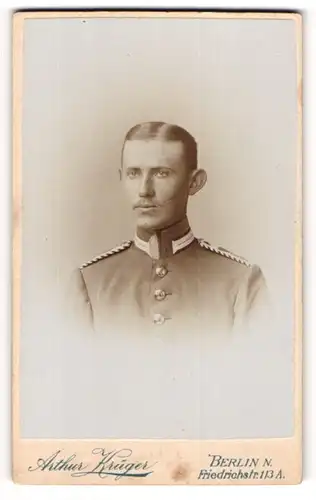 Fotografie Arthur Krüger, Berlin, Portrait eines jungen Soldaten in Gardeuniform