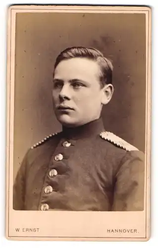 Fotografie Wilhelm Ernst, Hannover, Portrait Soldat mit modischer Frisur