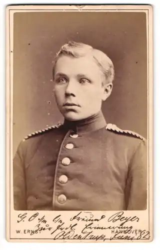 Fotografie Wilhelm Ernst, Hannover, Portrait eines jugendlichen Soldaten