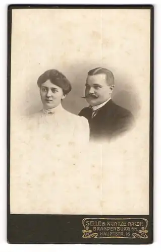 Fotografie Selle & Kuntze Nachf., Brandenburg a/H., Portrait Eheleute in zeitgenössischen Kleidern