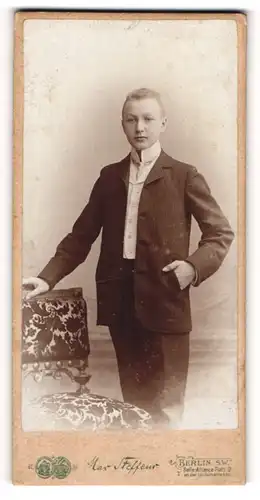Fotografie Max Steffens, Berlin-SW, Portrait halbwüchsiger Knabe in Anzug mit Hemd mit Stehkragen